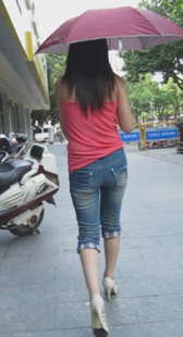 街拍牛仔少妇走路姿势超性感