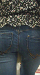 书店跟拍紧身牛仔夹不紧