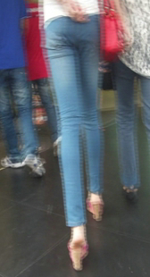 街拍紧身高挑小妹