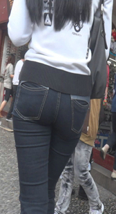 街拍超性感黑臀牛仔少妇勾深