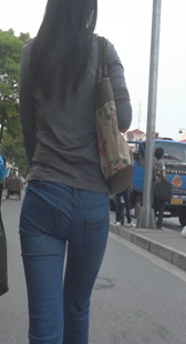 街拍蛇腰圆臀超会扭