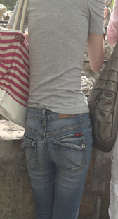 紧身圆臀牛仔小少妇