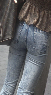 街拍极品蛇腰圆臀灰裤小妹