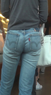 跟拍超市圆臀紧身少妇