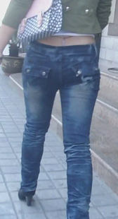 街拍灰牛紧身圆臀内痕紧