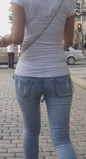街拍灰牛紧身小妹身材好