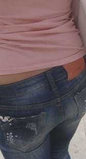 街拍紧身丰满圆臀少妇