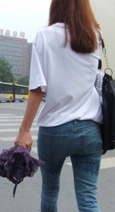 街拍紧身牛仔性感小妹