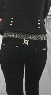 近距离跟拍紧身黑牛少妇