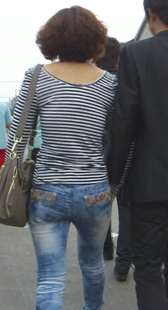 跟拍紧身蓝牛小少妇有点瘦