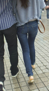 跟拍紧身黑牛小骚妇