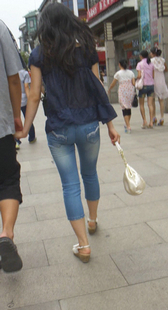 跟拍紧身牛仔小妹身材好