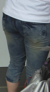 近距离跟拍紧身丰满牛仔少妇