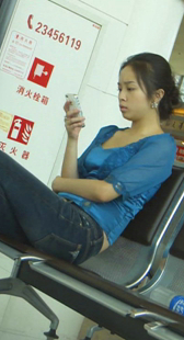 偷拍紧身牛仔被发现了