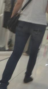 超市跟拍牛仔少妇屁股有点扁