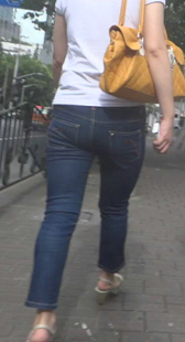 跟拍紧身牛仔走路这么快