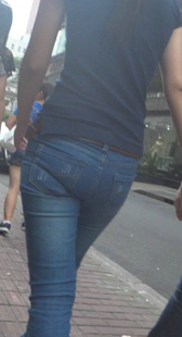 街拍紧身牛仔内痕紧