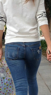 紧身牛仔裤肥臀小少妇
