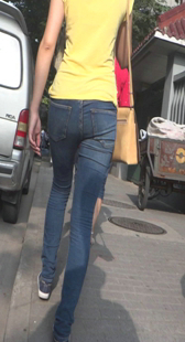 街拍紧身牛仔光线好