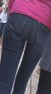 街拍高挑紧身蓝牛少妇