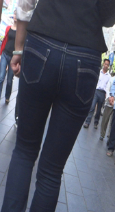街拍紧身黑牛高挑丰满圆臀