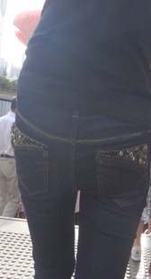 街拍紧身黑牛可惜反光