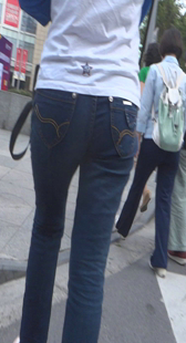 街拍紧身蓝牛学生妹