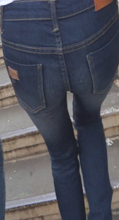 跟拍紧身牛仔上楼梯受不了