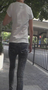 街拍紧身灰牛小妹妹