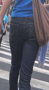街拍紧身黑牛屁股大又宽