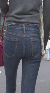 街拍紧身牛仔高挑OL少妇