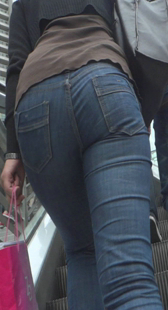 极品圆臀少妇上楼梯