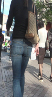 高挑牛仔少妇走路夹紧