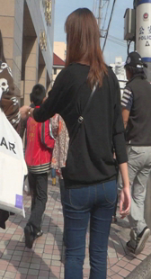 街拍蓝牛紧身清晰内痕