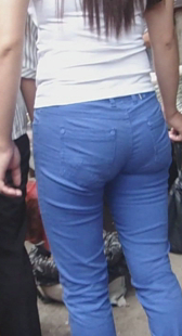 街拍蓝牛圆臀紧身少妇