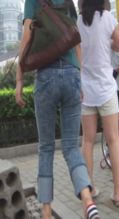 街拍紧身牛仔OL少妇