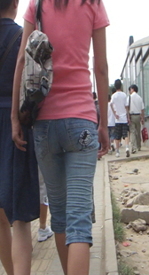 街拍紧身牛仔小妹