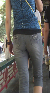 跟拍公园灰牛少妇