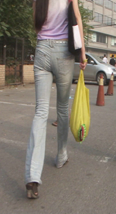街拍高挑灰牛OL少妇