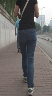 无聊跟拍牛仔小妹