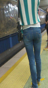 地铁跟拍紧身宽臀少妇