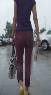 雨天跟拍紧身蛇腰少妇