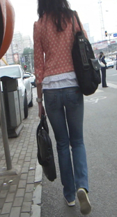 跟拍紧身牛仔小妹妹