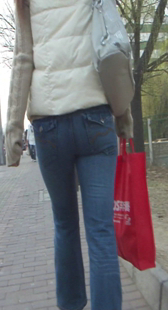 冬天紧身牛仔小妹