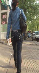 街拍紧身牛仔OL白领少妇身材好
