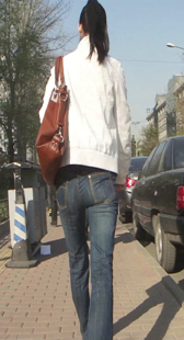 跟拍紧身牛仔小少妇