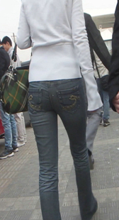 街拍两牛仔小妹