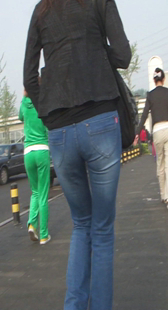 街拍牛仔少妇屁股扁