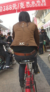 跟拍骑自行车小少妇