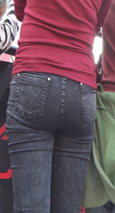 街拍紧身圆臀少妇翘而肥